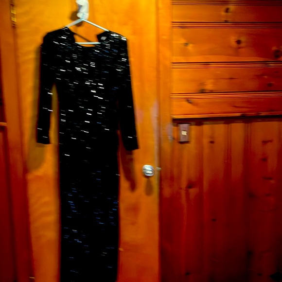 Very formal long black gown front has an opening in front - Picture 1 of 1